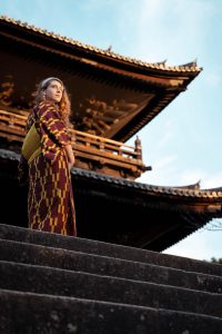 日本文艺电影海报，极简构图，自然光线，展现日本文艺片特有的空灵美学与生活哲思