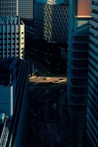 日本爱情电影代表作海报，暖色调，展现青春期情感的细腻与遗憾，日本电影典型的克制美学风格